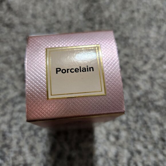 Too Faced: Born This Way Healthy Glow SPF 30: Porcelain *discontinued* - Picture 3 of 4